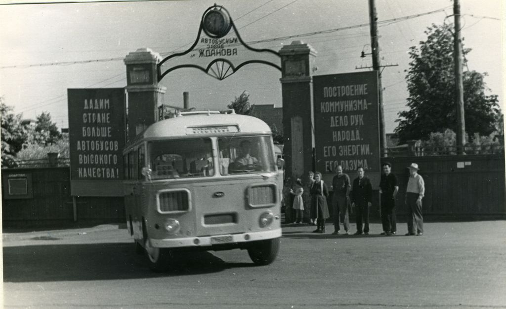 avtobus paz 672 vyezzhaet iz prokhodnoy 1968 god